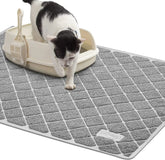 TAILTRAILTAILTRAIL non-slip cat litter mat with a cat stepping off a litter box, effectively trapping litter.