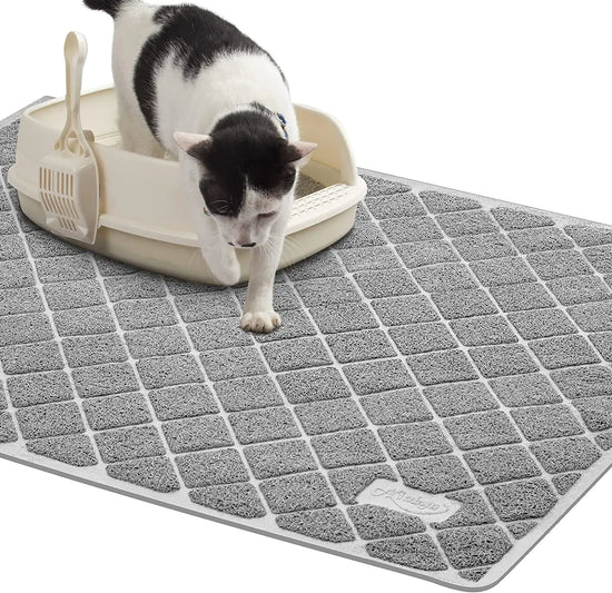 TAILTRAILTAILTRAIL non-slip cat litter mat with a cat stepping off a litter box, effectively trapping litter.